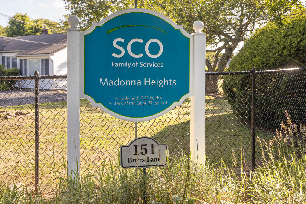 There are 37 students enrolled in the Madonna Heights School in DIx Hills, NY in grades 7-12.