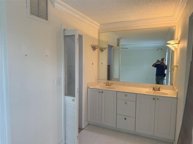 4032 SW 67th Terrace, Davie, FL 33314 - photo 4