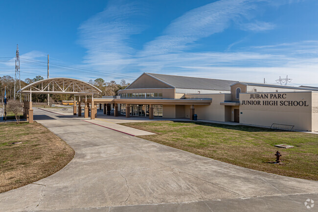 Juban Parc Junior High School offers sports, clubs, and other activities.