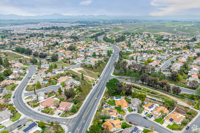 An aerial view of Serena Hills showcases its scenic beauty, with spacious homes, lush landscapes, and breathtaking views of Temecula’s rolling hills.