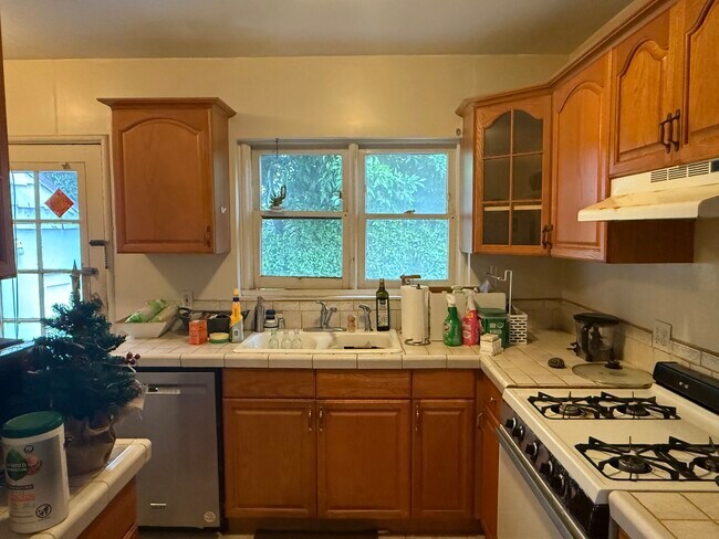 1775 Kelton Ave unit Like a Small House, Los Angeles, CA 90024 - photo 4