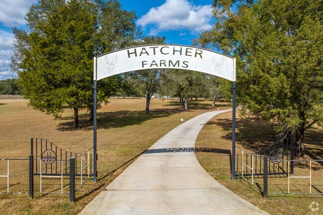 Hatcher Farms is a family-owned and operated events venue just outside Outer West Mobile, AL.