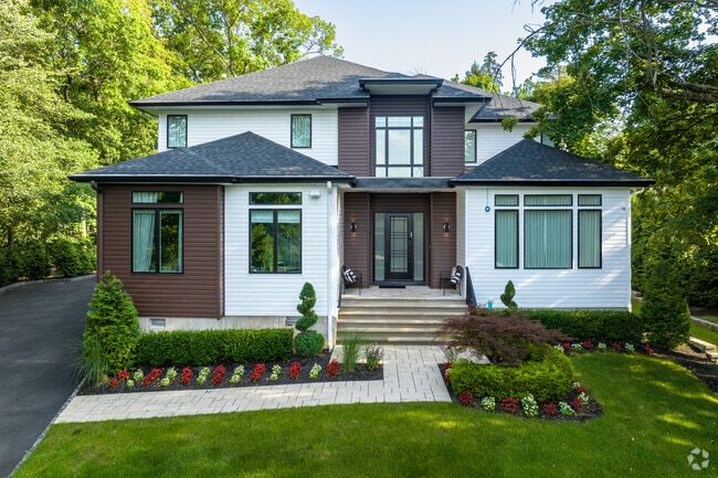 There are gorgeous modern Four Square for sale in Chestnut Ridge.