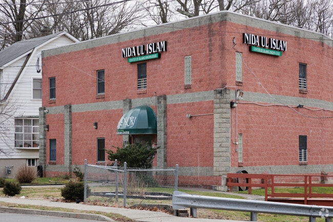 Academy of Saut Ul Furqau in Teaneck, NJ offers instruction in Math, Science, English.