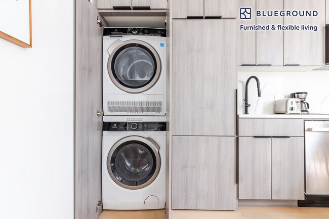 44-74-74 21st St unit FL3-ID1781, Queens, NY 11101 - photo 7