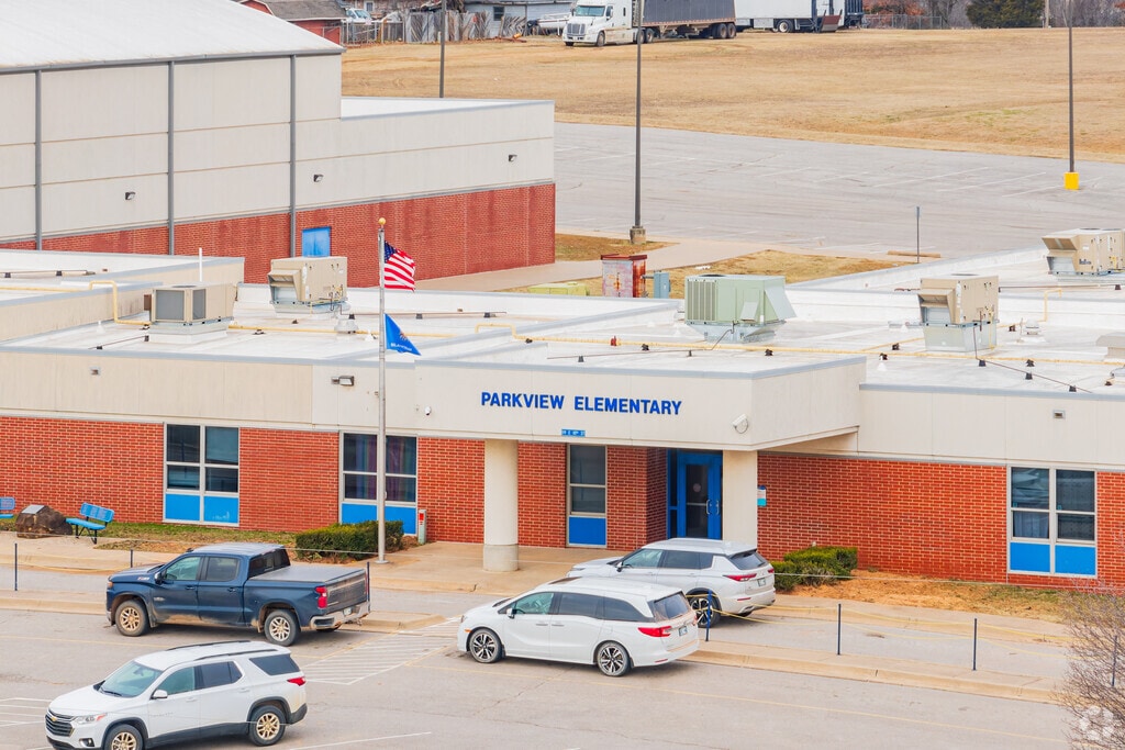 Parkview Elementary School provides education in the neighborhood of Stroud.