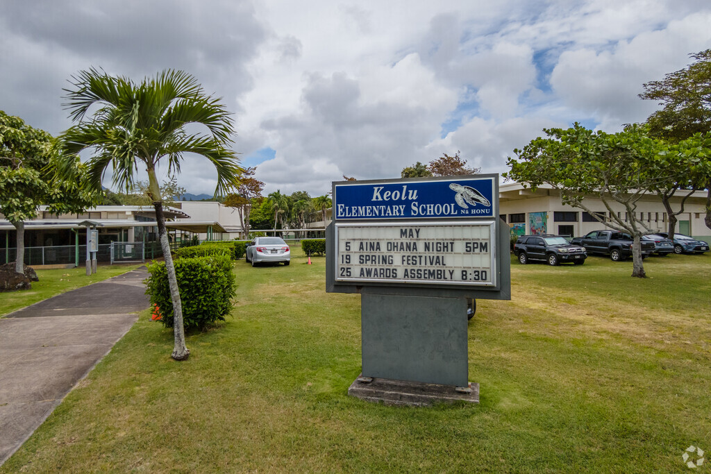 The welcome sign of Keolu Elementary School broadcasts updates to families in Kailua.