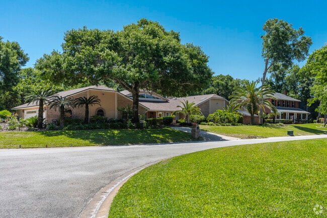 Many ranch-style homes are found throughout Tomoka Oaks.