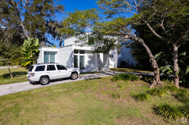 Modern homes in Lowry Park showcase sleek architectural designs on shaded lots.