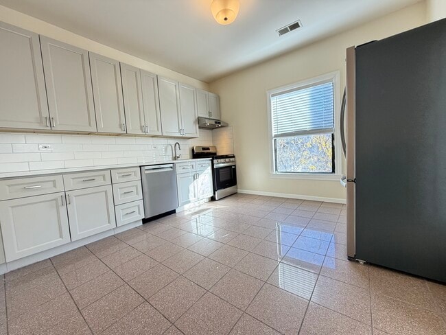 952 W Windsor Ave, Chicago, IL 60640 - photo 3