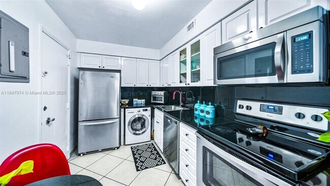 Aquasol unit 7B, Miami Beach, FL 33141 - photo 4