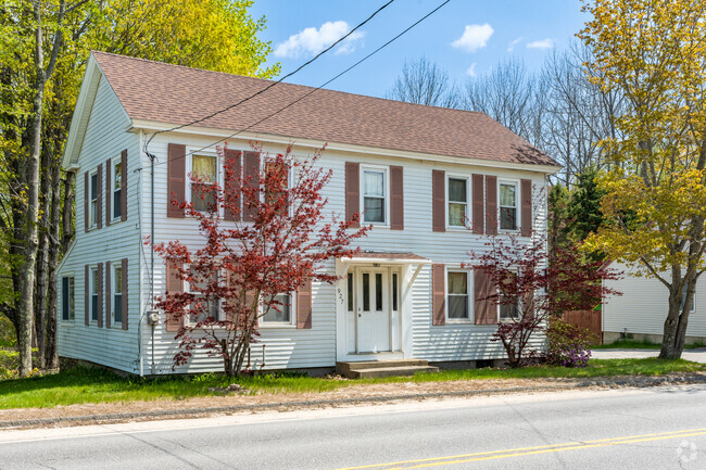 Photo of a colonial home in Casco, Maine.