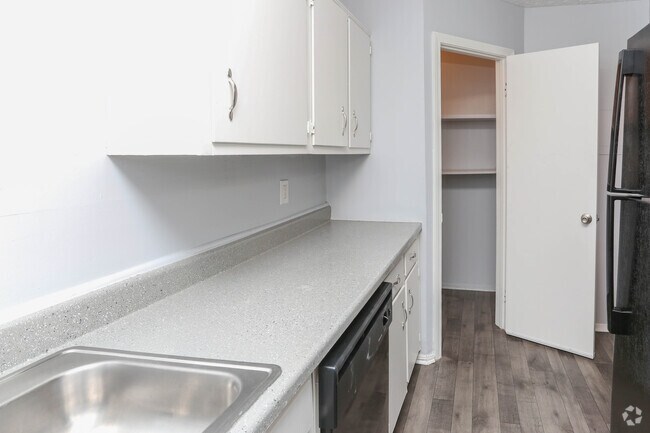 2BR, 1BA - 825 SF - Kitchen