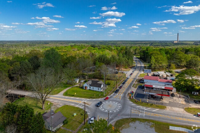 The main intersection in Whitesburg is a connection point to get to Carrollton or Newnan.