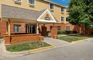 5724 Northridge Dr, Gurnee, IL 60031