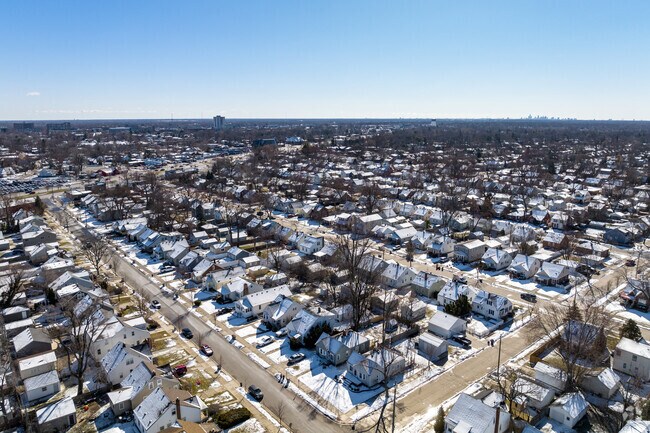 The city of Detroit is under 30 minutes away from the neighborhood of Berkely.