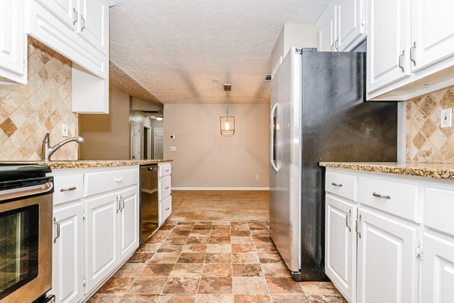 725 Grove Pointe Cir, Locust Grove, GA 30248 - photo 7