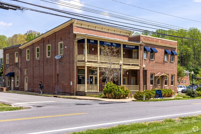 Piazza and Hot Shots are located right in the center of the Emory neighborhood.