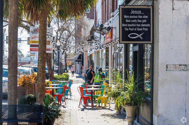 The beautiful streets of Downtown Valdosta provide residents a great place for lunch or dinner.