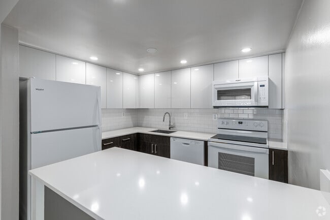 2 BR, 1.5 BA - 1032SF - Kitchen