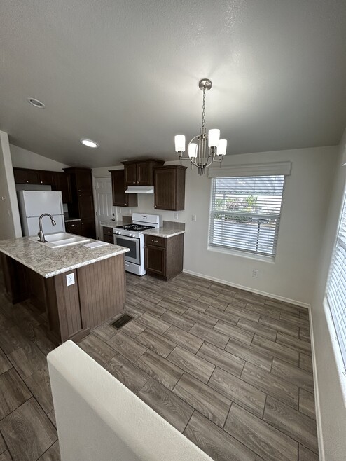 #70 dining/kitchen area