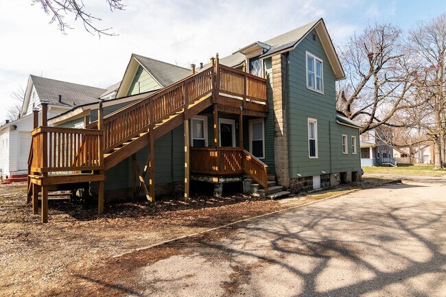 529 McCourtie St unit 2, Kalamazoo, MI 49008 - photo 4