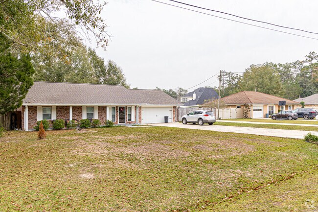 Ranch style homes are common in Pearl River.