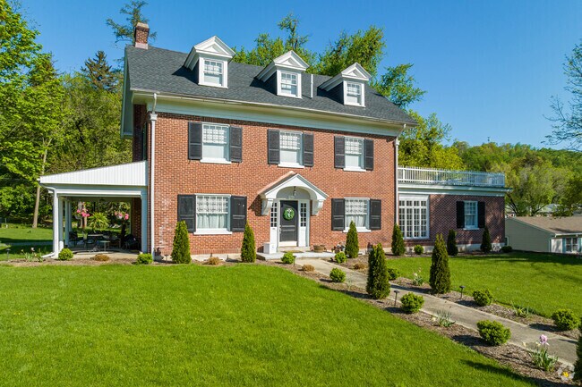 Large colonial style homes in Mount Penn.