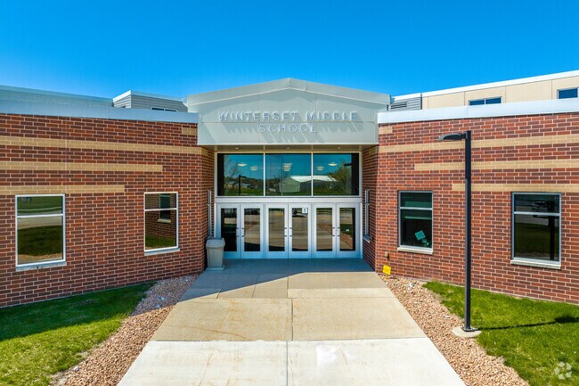Winterset Middle School serves students in grades 4-6.