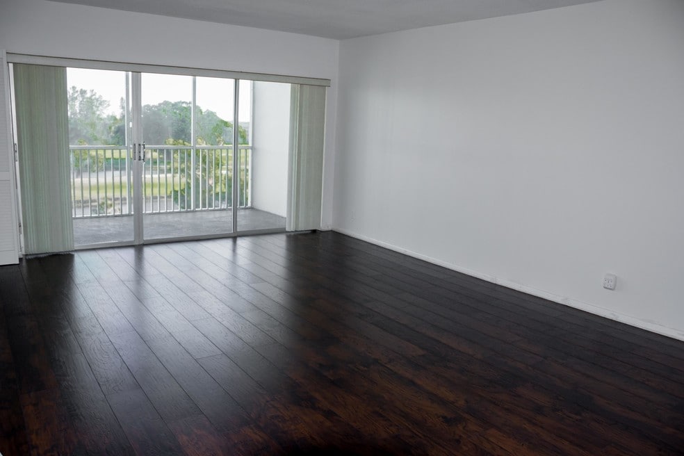 3000 N Palm Aire Dr unit 5, Pompano Beach, FL 33069 - photo 1