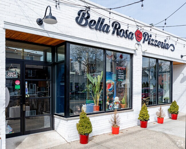 Bella Rosa Pizzeria is one of the many local mom and pop restaurants in Nepera Park.