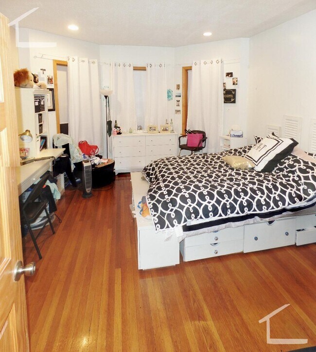 25 Gibbs St, Brookline, MA 02446 - photo 5