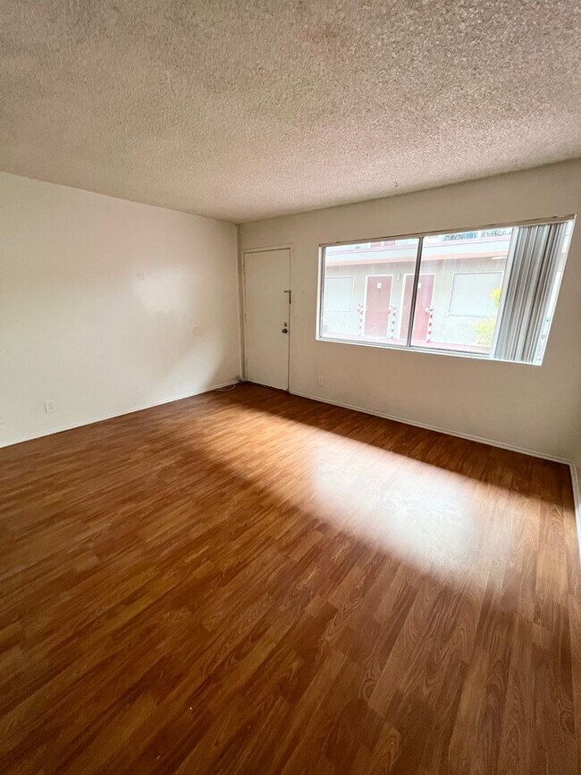 REGAL MANOR, Hawthorne, CA 90250 - photo 3