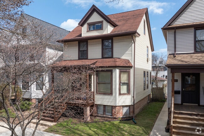 Large Cottage style homes with small front yards are a common style found in Ravenswood.