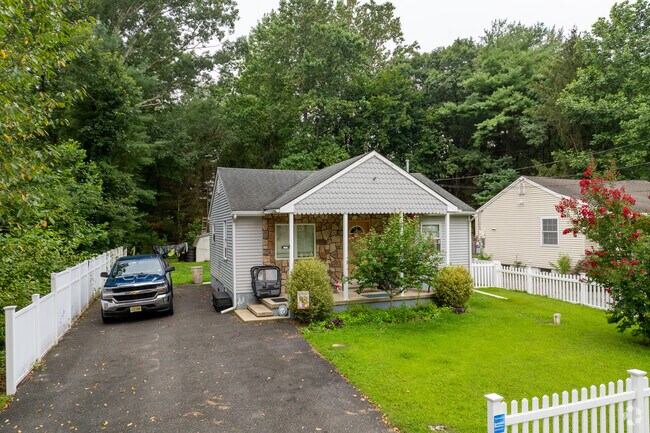 Cozy cottage-style residence in Elwood, NJ, offering peaceful living near Makepeace Lake and Wharton State Forest.