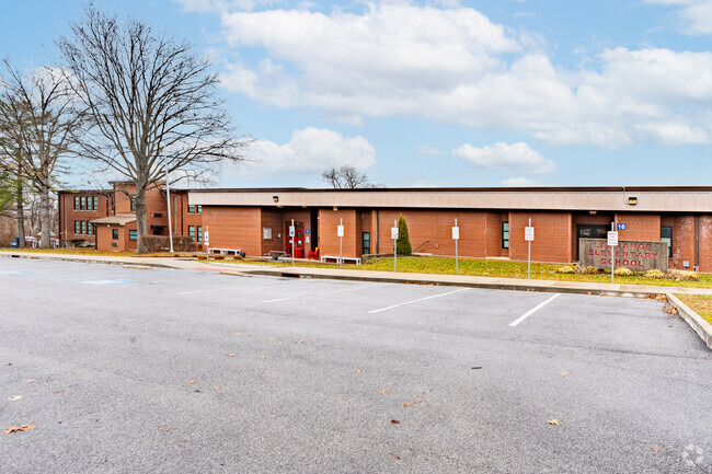 LaGrange Elementary School has 467 students in grades K-5.