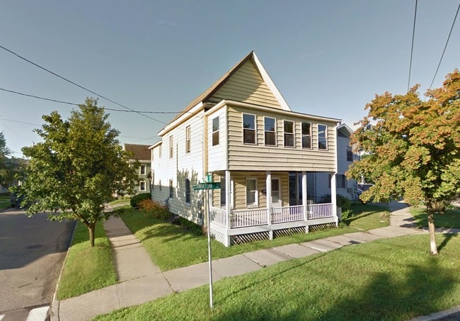 127 Manhattan Dr unit 127, Burlington, VT 05401 - photo 2