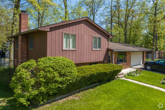 Split level homes are common throughout Hollywood Park.