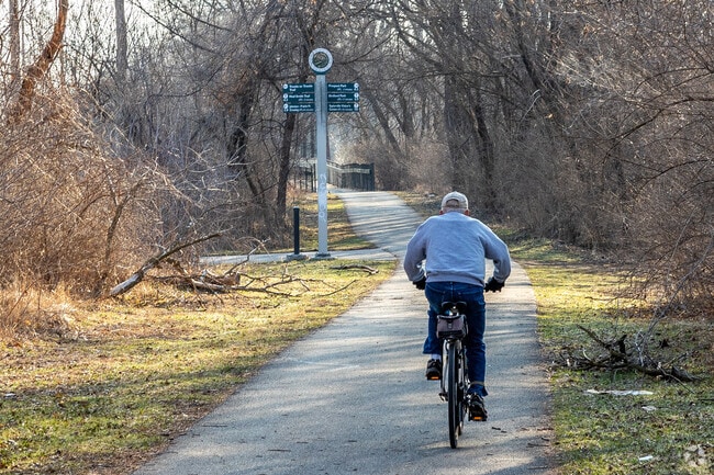 Nearby trails connect to the Inter-Urban and Neil Smith Trails along the Des Moines River.