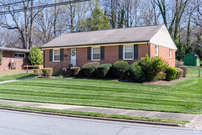 You can find many homes with well-manicured lawns in the Morningside Manor neighborhood.