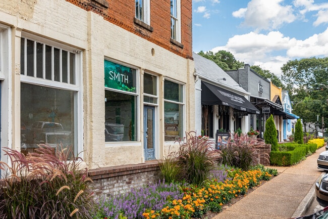 Canton Street is a great place for Roswell residents to go shopping or simply grab a bite.