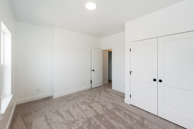 612 E 2450 N unit 37884087, North Logan, UT 84341 - photo 2