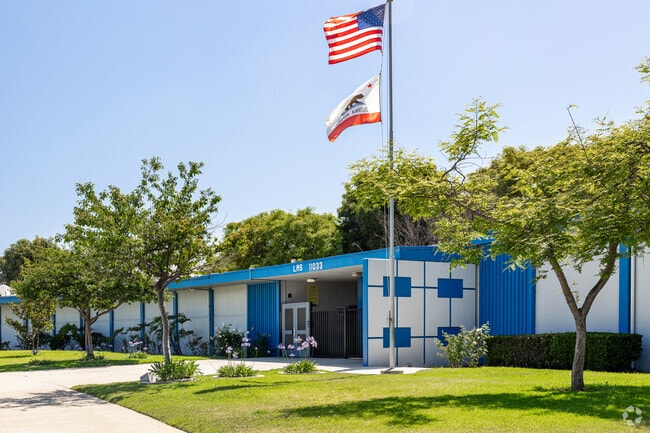 Lennox Middle School opened in 1910 in Los Angeles with a traditional program.