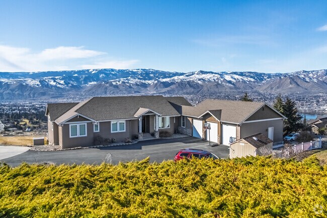 East Wenatchee offers luxury homes with amazing views of the mountains and Wenatchee.