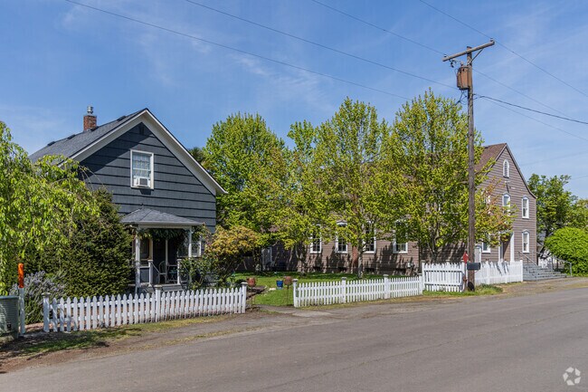 Craftsman and New Traditional style homes are available in Barlow.