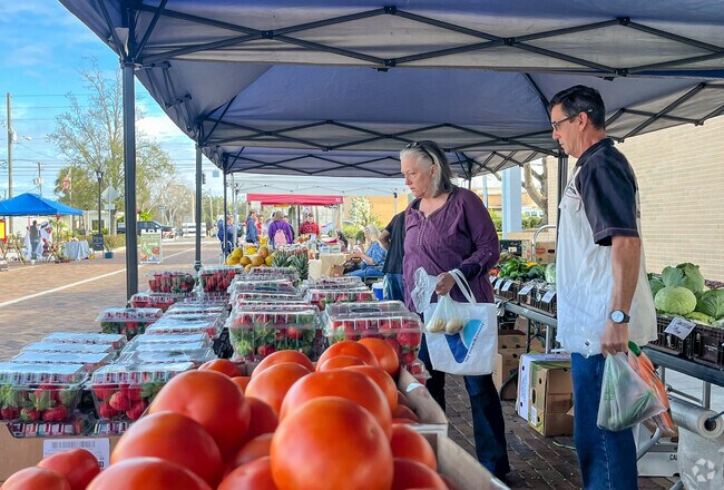 Groveland has a weekly farmer's market on Fridays on Main Street.