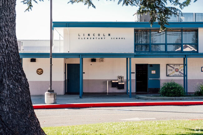 The front building of Lincoln Elementary School in Cupertino, California.