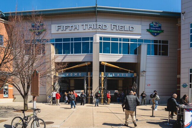 ONYX resident enjoy close proximity to downtown Toledo for fun events like Mudhens games.