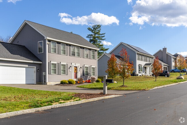 A row of Colonial Revival and Traditional styled new builds in the Hooksett neighborhood.