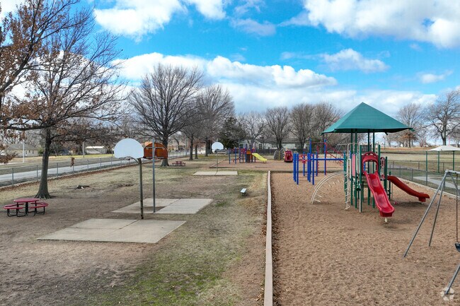 Grove Elementary School is located just southeast of the Union 6th and 7th Grade Center.